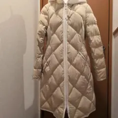 ベージュ ダウンジャケット