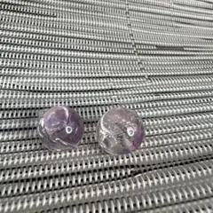 紫色と透明の球体型ピアス