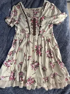 axes femme フラワープリント 半袖ミニワンピース