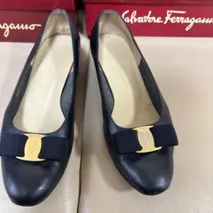 Ferragamo 黒いレザーシューズ リボン付き