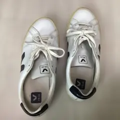 VEJA ホワイト ブラック スニーカーのサムネイル