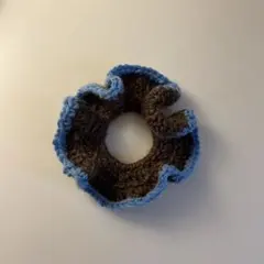 茶色と青色のフリルシュシュ