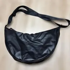 UNIQLO C 黒 レザータッチラウンドショルダーバッグ