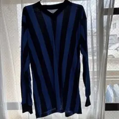 青と黒のストライプ サッカーシャツ