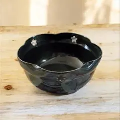 黒い花形陶器ボウル