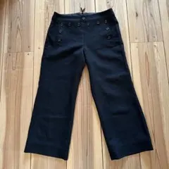 黒いボタン付きパンツ