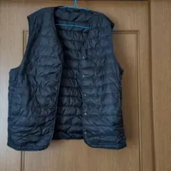 紺のダウンベスト　UNIQLO