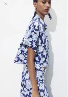 ZARA 半袖シャツ クロップド丈 花柄 ネイビーのサムネイル
