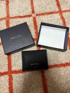 PRADA ブラック 二つ折り財布　Re-Nylonシリーズ(1MV204）