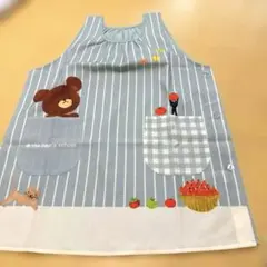 保育士エプロン　くまのがっこうトマトエプロンライトブルー