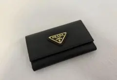 PRADA キーケース サフィアーノ トライアングルロゴ 黒 ゴールド