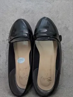 ブラック フラットシューズ ストラップ付き