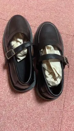 黒いストラップ付きローファー