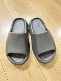 adidas グレー スライドサンダル