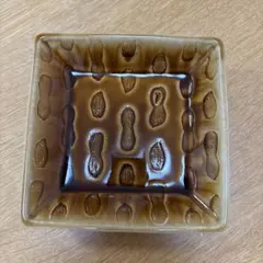 落花生模様のブラウン角皿