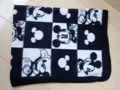 ミッキーマウス フリースブランケット　ひざ掛け　黒色ブラック*白色ホワイト