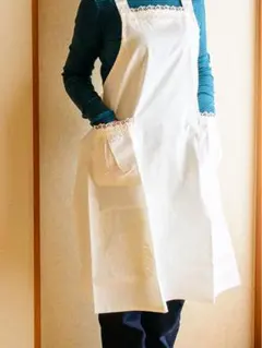 レース装飾付きホワイトエプロン