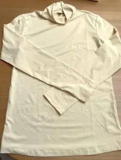 UNIQLO 淡い黄色 ハイネック長袖トップス