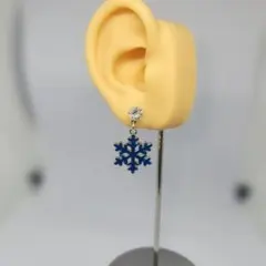 青い雪の結晶ピアス