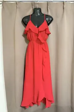 赤いフリルノースリーブワンピース