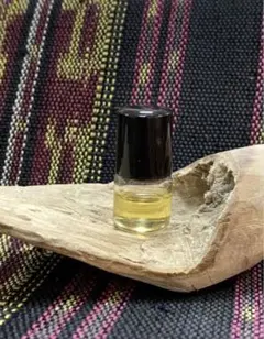 マリナウ沈香オイル2.5ml【3.0mlボトル使用】 マリナウ沈香オイル2.5ml【3.0mlボトル使用】 - メルカリ