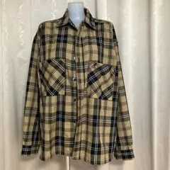 ベージュと黒のチェック柄シャツ