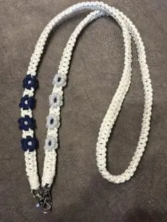 ハンドメイド　マクラメストラップ　スマホショルダー　白、紺、グレー