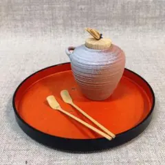 グレー陶器七味入れとオレンジトレー　和風　インテリアにも