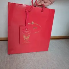 PRADA 赤 ショッピングバッグ 犬のタグ付き限定品