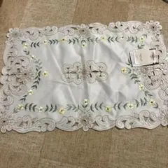 刺繍入りホワイトテーブルセンター 30x45cm