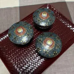 九谷焼蓋付き湯呑み3客と漆塗り盆のサムネイル