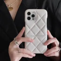 キルティング iPhone13ケース背面ポケット付 アイボリーカラー新品即納