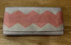 ピンクとゴールドのクラッチバッグ