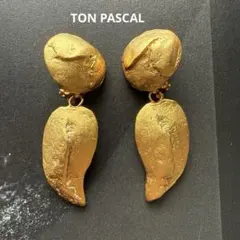 作家一点物 赤い爪の手を持つピアス アートピース - メルカリ
