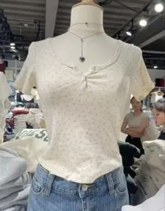 Brandy Melville 花柄 ヘンリーネック トップスのサムネイル