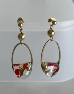 レジンとゴールドパーツの揺れるピアス