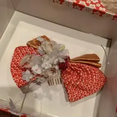 子供用花飾り付き赤金の髪飾り