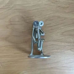 サックスを吹くボルタ