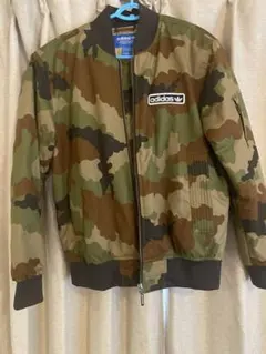アディダス　迷彩ブルゾン
