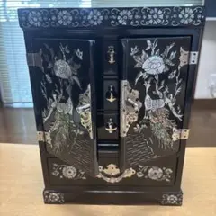 中国古漆器 螺鈿細工孔雀紋小箪笥 収納飾り棚 アンティーク 中国古漆器 螺鈿細工孔雀紋小箪笥 収納飾り棚 アンティーク - メルカリ