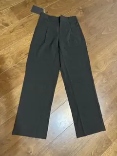 黒のワイドパンツ