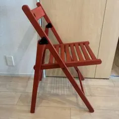 赤い木製折りたたみ椅子