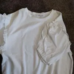 フリル付きホワイトTシャツ 【美品】のサムネイル