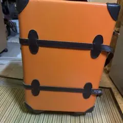 オレンジのキャリーケース