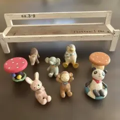 ノーティーアニマル動物のミニチュア6体とキノコのオブジェ2個と木製ベンチセット