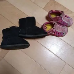 黒ブーツとピンクサンダルセット