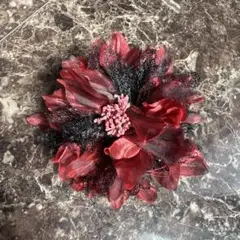 赤と黒の花ブローチ♡