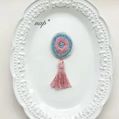 刺繍ビーズ＊タッセルブローチ くすみピンクとブルー｜ハンドメイド