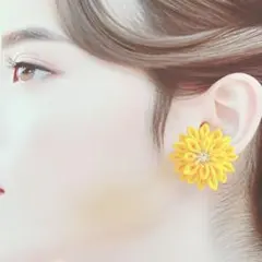 つまみ細工　大ぶりダリアのイヤリング　スワロフスキー使用　イエロー