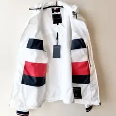 【新品　未使用】トミーヒルフィガー　マウンテンパーカー　フーディー　白　ロゴ